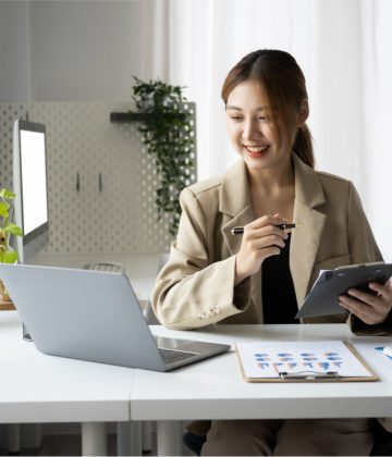 attractive-female-finance-manager-working-in-a-bri-2022-06-02-10-01-43-utc.jpg